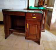 Meja setengah biro