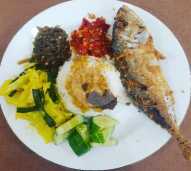 Nasi Bungkus Ikan Kembung Goreng